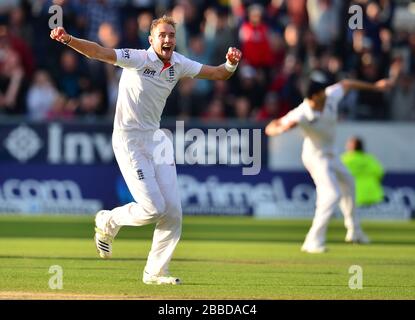 Englands Stuart Broad feiert seinen Teamsieg über Australien am vierten Tag des vierten Investec Ashes Testspiels am Emirates Durham IKG, Durham. Stockfoto
