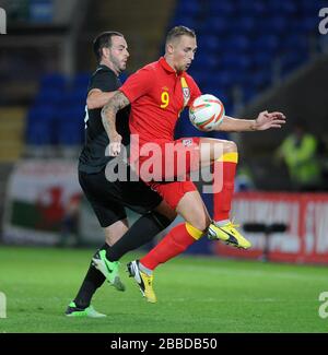 Wales' Jack Collison (rechts) und Marc Wilson (links) kämpfen beim Internationalen Freundschaftsspiel im Cardiff City Stadium um den Ball. Stockfoto