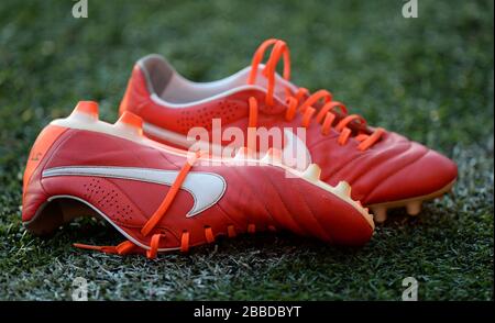 Allgemeiner Blick auf ein Paar Red Nike Fußballschuhe auf dem Spielfeld Stockfoto