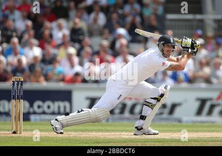 Englands Schlagmann Kevin Pietersen fährt und zählt während des dritten Investec Ashes Testspiels im Old Trafford Cricket Ground, Manchester. Stockfoto