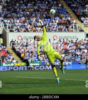 Ipswich Town Torwarter Scott Loach kann den abgelehnen Schuss von Danny Guthrie für den Lesesieger nicht stoppen Stockfoto