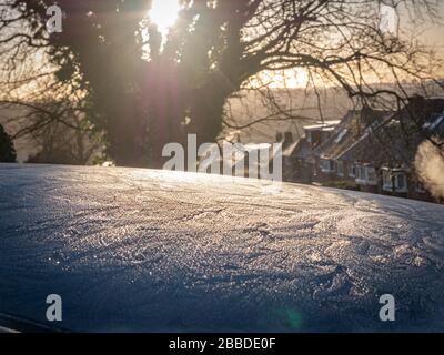 Frostmuster auf dem Dach eines Autos in der Morgensonne Stockfoto