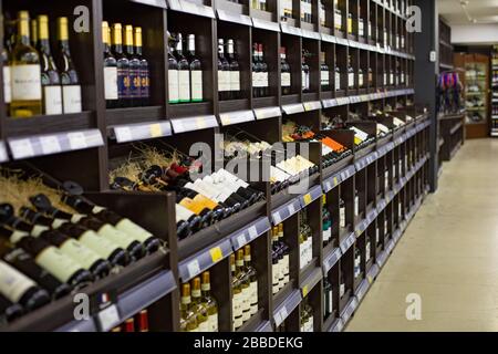 Moskau, Russland - 6. Januar 2020: Regale mit Flaschen Wein aus verschiedenen Ländern, Alkoholproduktionslager in einer Glasflasche. Weißwein, r. Stockfoto