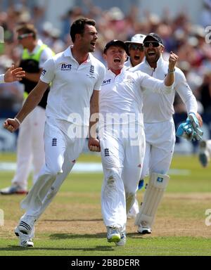 Der England-Bowler James Anderson (links) startet die Feierlichkeiten, während England den 1. Test durch 15 Runs gewinnt, am 5. Tag des ersten Investec Ashes Test Matches in Trent Bridge, Nottingham. Stockfoto