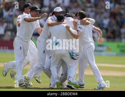 England Spieler feiern mit Bowler James Anderson, während England den 1. Test durch 15 Runs gewinnt, am 5. Tag des ersten Investec Ashes Test Matches in Trent Bridge, Nottingham. Stockfoto
