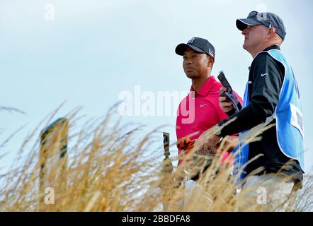 US's Tiger Woods mit seinem Caddy Joe LaCava während des 3. Übungstages für die Open Championship 2013 im Muirfield Golf Club, East Lothian Stockfoto