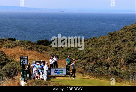 Sir Nick Faldo, der während des dritten Übungstages für die Open Championship 2013 im Muirfield Golf Club in East Lothian auf der 3. Bohrung abzweigte Stockfoto