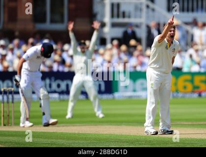 Alistair Cook in England ist LBW für den australischen Ryan Harris am Tag eins des zweiten Investec Ashes Tests im Lord's Cricket Ground, London. Stockfoto