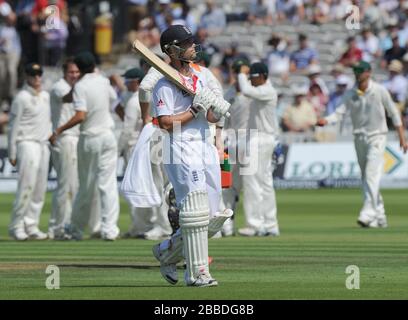 Englands Jonathan Trott verlässt das Feld, nachdem er am Tag eins des zweiten Investec Ashes Tests im Lord's Cricket Ground, London, gefangen wurde. Stockfoto