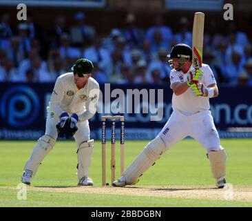 Englands Ian Bell schneidet den Ball für vier Runs am Tag eins des zweiten Investec Ashes Tests im Lord's Cricket Ground, London. Stockfoto