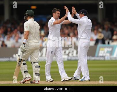 Englands James Anderson (Zentrum) feiert mit Graeme Swann, nachdem er das Wicket des australischen Shane Watson (links) für 20 Personen genommen hat Stockfoto