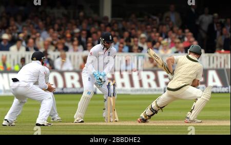 Englands Jonathan Trott (links) Ian Bell (zweite links) und Matt Prior (Mitte) feiern als Graeme Swann (nicht abgebildet) Bowls-out Australiens Chris Rogers (rechts) für 6 Stockfoto