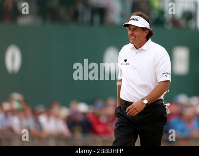 Phil Mickelson aus den USA lächelt, als er am 18. Tag der Open Championship 2013 im Muirfield Golf Club, East Lothian, untergeht Stockfoto