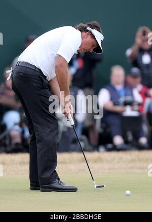 Phil Mickelson aus den USA puttet am 18. Tag der Open Championship 2013 im Muirfield Golf Club in East Lothian für seinen Birdie Stockfoto