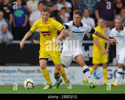 Die Bälle von Matthew Palmer (links) und Paul Coutts (rechts) von Derby County aus Burton Albion. Stockfoto