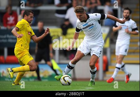 Burton Albions Kampf um Phil Edwards (links) und Paul Coutts (rechts) von Derby County um den Ball. Stockfoto