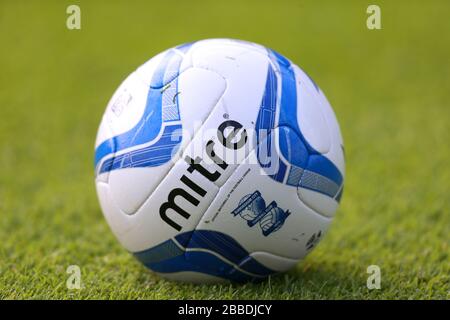 Details eines Spielballs in Birmingham City auf dem Spielfeld Stockfoto