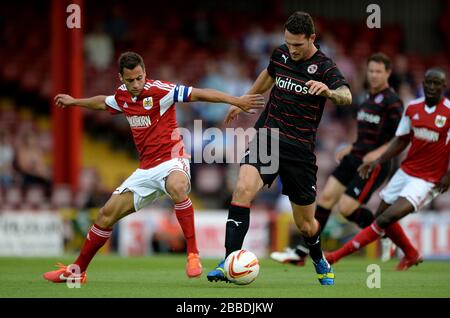 Sean Morrison (rechts) von Reading und Sam Baldock von Bristol City kämpfen um den Ball Stockfoto