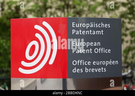 Hinweisschild am Eingang der Zentrale des Europäischen Patentamts in München (EPA). 2018 erhielt das EPA rund 174.000 Anträge. Stockfoto