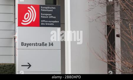 Wegweiser vor dem Sitz des Europäischen Patentamts (EPA) in der Bayerstraße. Mit einem Pfeil in Richtung Eingang. Patentanmeldung. Stockfoto