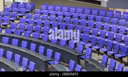 Leere, blaue Sitze beim Deutschen Bundestag. Reserviert für die Abgeordneten des parlaments. Die Stühle haben eine besondere Farbe: Reichstagsblau (blau=blau). Stockfoto