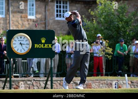 US's Tiger Woods ist am dritten Tag der Open Championship 2013 im Muirfield Golf Club in East Lothian am 10. Loch abgebagnet Stockfoto