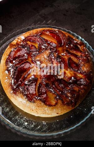 Süße frisch gebackene apfelkuitkuchen mit Zucker Stockfoto