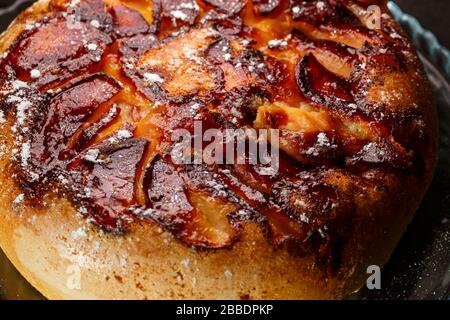 Süße frisch gebackene apfelkuitkuchen mit Zucker Stockfoto