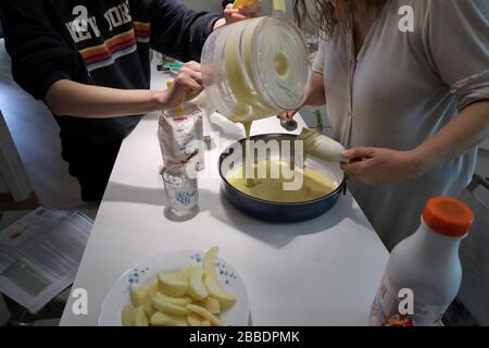 Torta di mele in preparazione Stockfoto