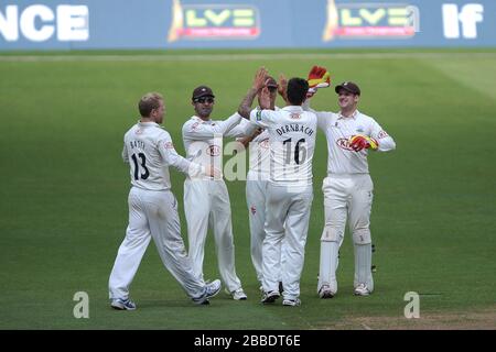 Surreys Jade Dernbach (16) feiert mit Teamkollegen das Wicket von Graeme White in Nottinghamshire Stockfoto