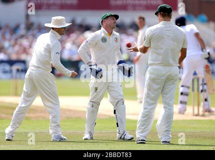 Der australische Korbmacher Brad Haddin zeigt seine Fusionierung, während er mit Kapitän Michael Clarke und Shane Watson spricht, am dritten Tag des ersten Investec Ashes Test Matches in Trent Bridge, Nottingham. Stockfoto