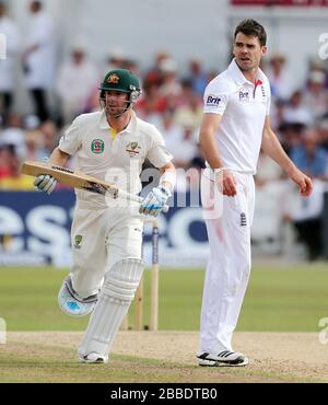 Der australische Schlagmann Michael Clarke läuft am England-Bowler James Anderson vorbei, am vierten Tag des ersten Investec Ashes Testspiels in Trent Bridge, Nottingham. Stockfoto