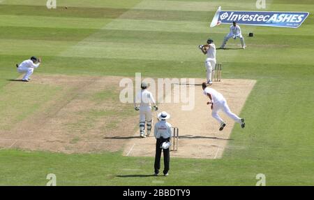 Der australische Batsman Ashton Agar ist für 98, die den England-Bowler Stuart Broad, der von Graeme Swann gefangen wurde, während des zweiten Tages des ersten Investec Ashes Test Matches in Trent Bridge, Nottingham, herausschlagen. Stockfoto