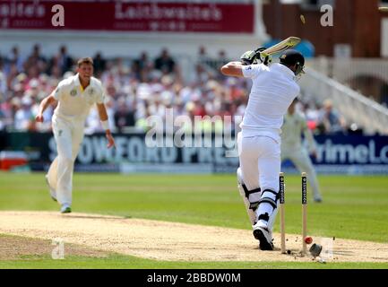 Englands Batsman Kevin Pietersen zog für 64 von Australiens James Pattinson angebärt, am dritten Tag des ersten Investec Ashes Test Matches in Trent Bridge, Nottingham. Stockfoto