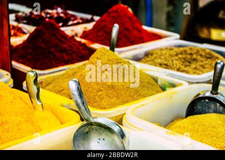 Jerusalem Israel 18. August 2018 die Closeup verschiedener Gewürze, die auf dem Mahane Yehuda Markt, oft auch Shuk genannt, verkauft werden, ist ein Marktplatz in Jerusalem Stockfoto