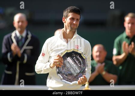 Serbiens Novak Djokovic hält seinen zweiten Schild nach der Niederlage gegen Großbritanniens Andy Murray im Herrenfinale Stockfoto