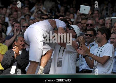 Andy Murray aus Großbritannien feiert mit Trainer Ivan Lendl (rechts), nachdem er Serbiens Novak Djokovic im Herrenfinale geschlagen hat. Stockfoto