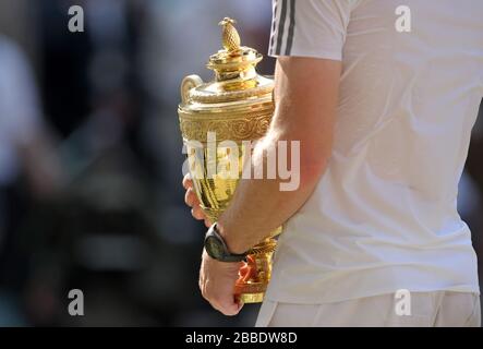 Großbritanniens Andy Murray hält seine Siegertrophäe, nachdem er Serbiens Novak Djokovic geschlagen hat Stockfoto