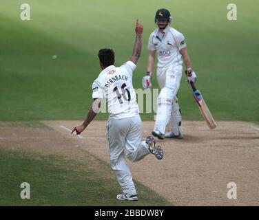 Surreys Jade Dernbach feiert, nachdem sie das Wicket von Graeme White in Nottinghamshire genommen hat. Stockfoto