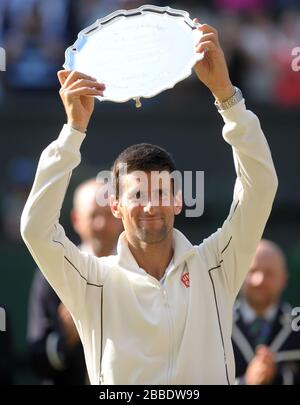 Serbiens Novak Djokovic hält seinen zweiten Schild nach der Niederlage gegen den Großbritanniens Andy Murray im Herrenfinale Stockfoto