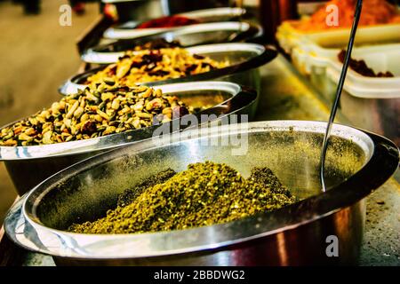 Jerusalem Israel 18. August 2018 die Closeup verschiedener Gewürze, die auf dem Mahane Yehuda Markt, oft auch Shuk genannt, verkauft werden, ist ein Marktplatz in Jerusalem Stockfoto