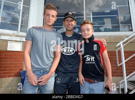 Ricky Ponting von Surrey posiert für ein Foto mit Fans Stockfoto