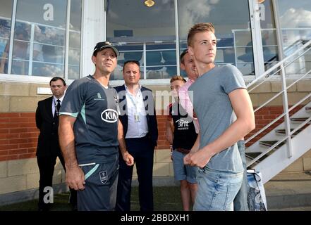 Ricky Ponting von Surrey posiert für ein Foto mit Fans Stockfoto