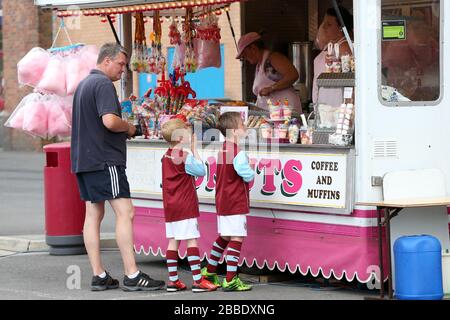 Die Fans warten während des jährlichen Familienspaßtags an einem Speise- und Süßwarenverkauf außerhalb von Turf Moor Stockfoto