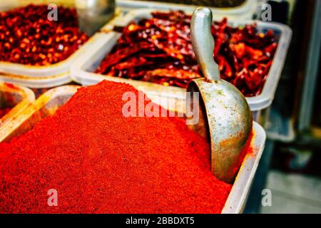 Jerusalem Israel 18. August 2018 die Closeup verschiedener Gewürze, die auf dem Mahane Yehuda Markt, oft auch Shuk genannt, verkauft werden, ist ein Marktplatz in Jerusalem Stockfoto