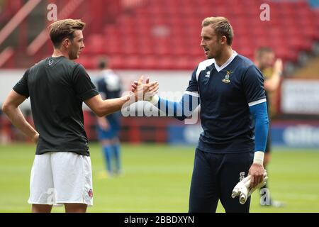 Dale Stephens von Charlton Athletic (links) mit Inverness Caledonian Thistle Torhüter Dean Brill Stockfoto