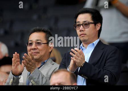 Leicester City Chairman Vichai Srivaddhanaprabha (links) neben seinem Sohn und Vizevorsitzenden Aiyawatt Srivaddhanaprabha (rechts) Stockfoto