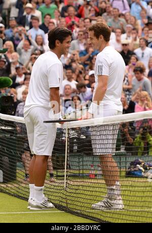 Großbritanniens Andy Murray (rechts) mit Spaniens Fernando Verdasco, als sie auf eine Entscheidung zum Matchpunkt warten Stockfoto