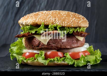 Ein klassischer großer Hamburger mit knusprigem Speck. Stockfoto