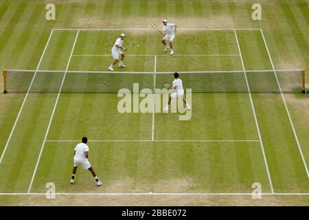 US-Bob und Mike Bryan (Far Court) im Einsatz gegen Indiens Rohan Bopanna und Frankreichs Edouard Roger-Vasselin am 10. Tag der Wimbledon Meisterschaften im All England Lawn Tennis and Croquet Club, Wimbledon. Stockfoto